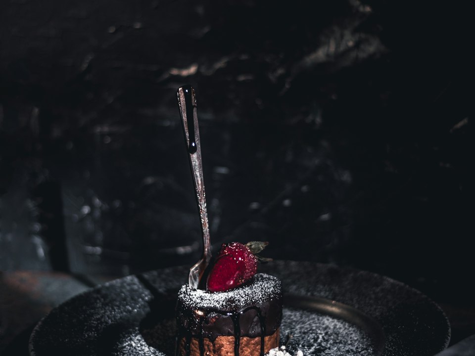 Petit gâteau au chocolat, framboise et sucre glace