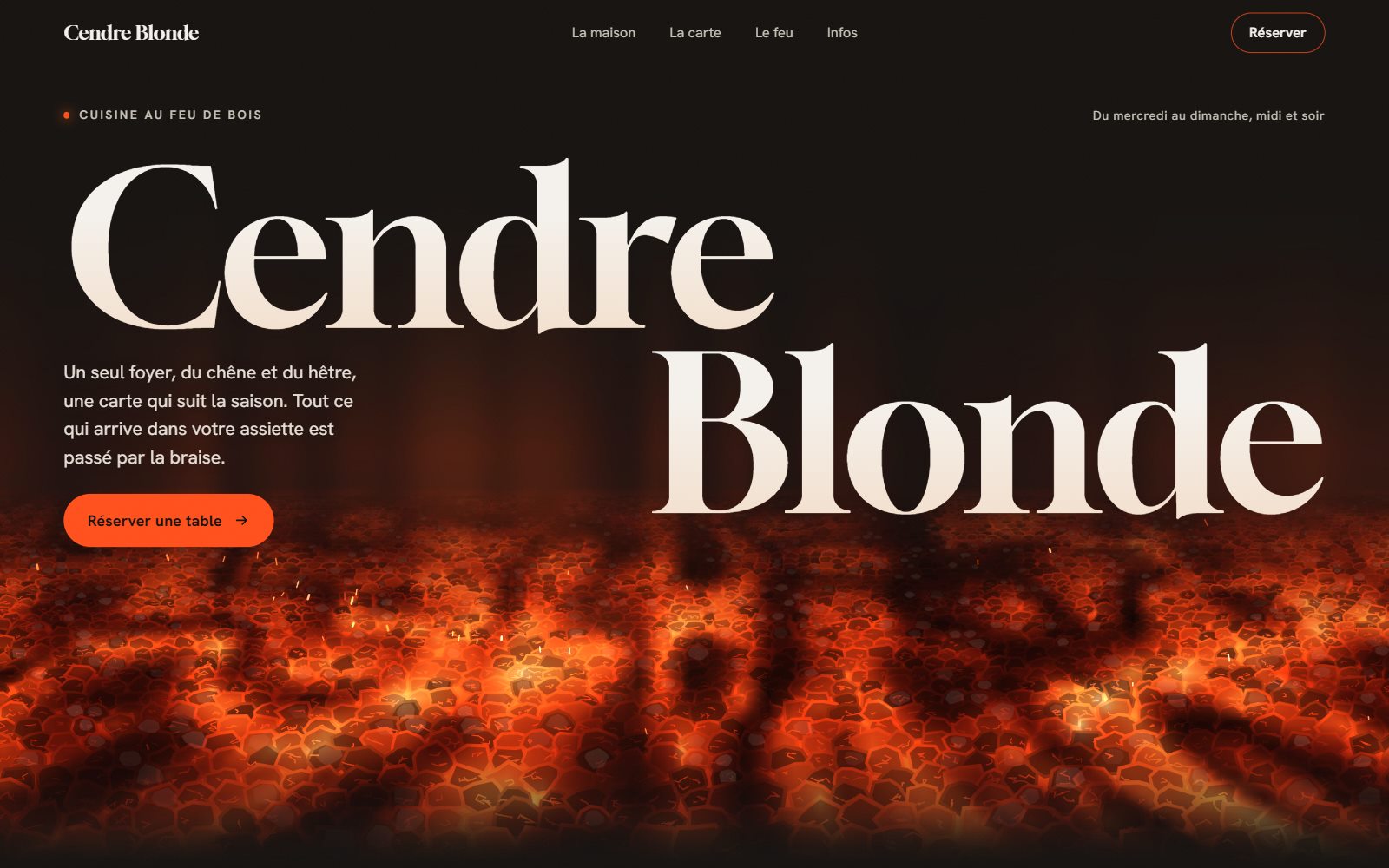La page d'accueil du site, sur un ordinateur : le nom au-dessus d'un lit de braises.
