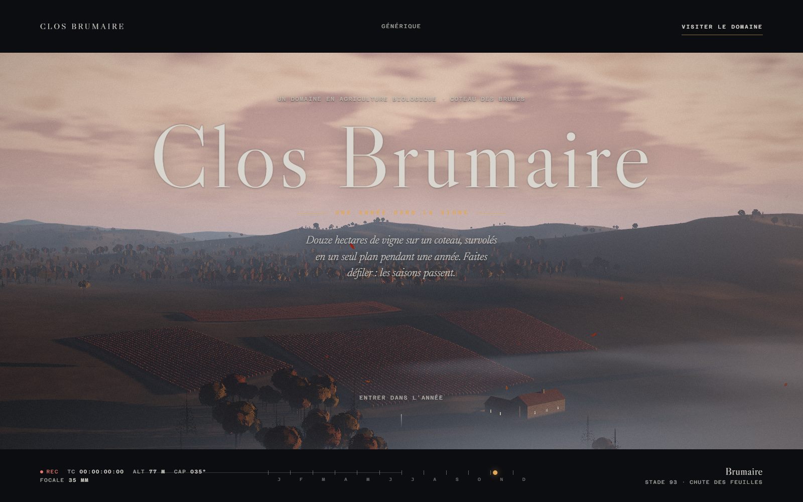 La page d'accueil du site, sur un ordinateur : le nom Clos Brumaire dans le ciel rose de l'aube, au-dessus du coteau de vigne, du chai et de la brume, entre deux bandes de format cinéma.