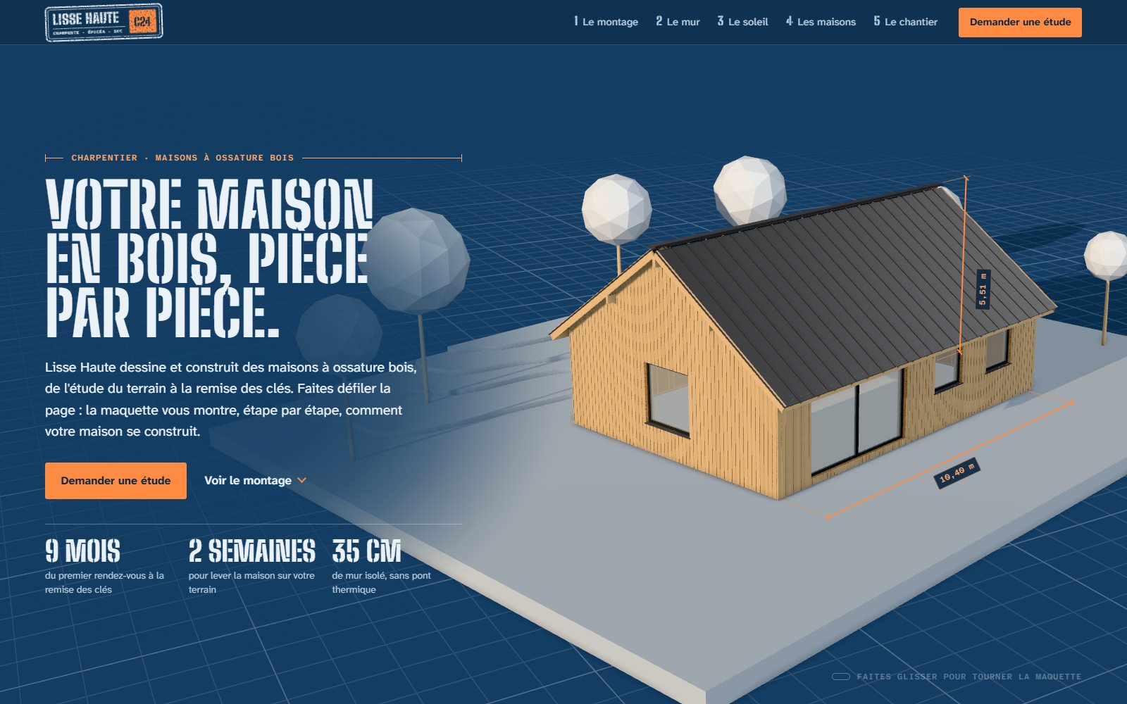 La page d'accueil du site, sur un ordinateur : le titre au pochoir « Votre maison en bois, pièce par pièce » et la maquette en bois posée sur un plan bleu, cotes en orange.