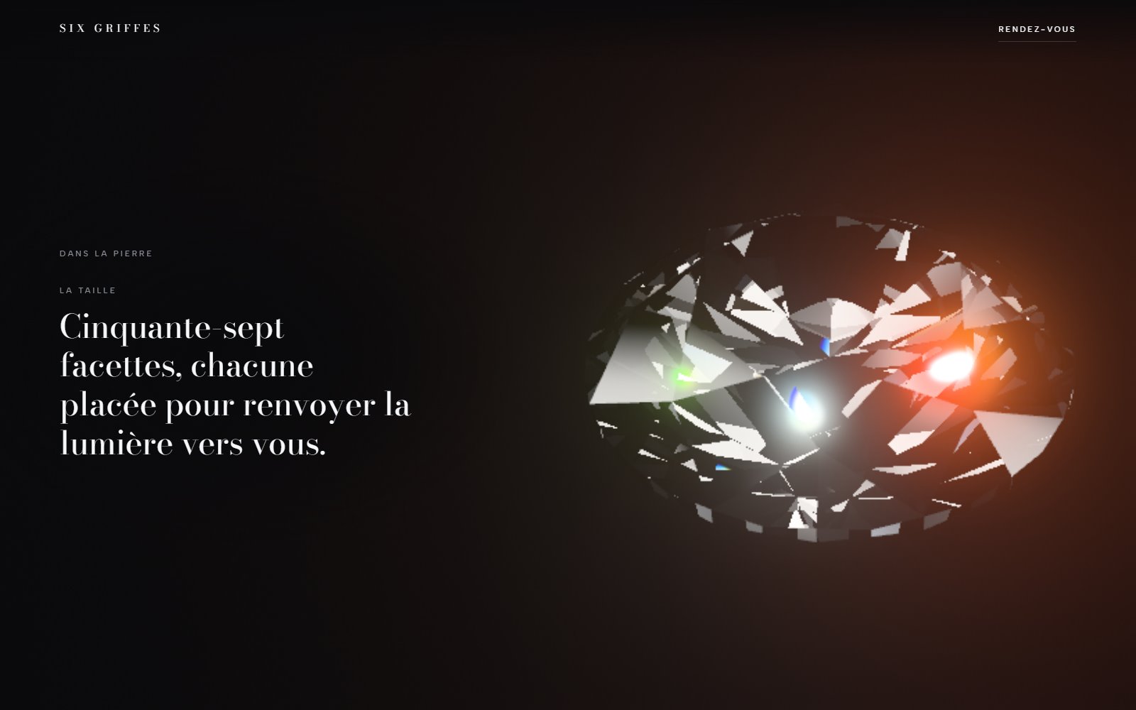 Dans la pierre : les facettes du diamant renvoient la lumière en éclats blancs et colorés.